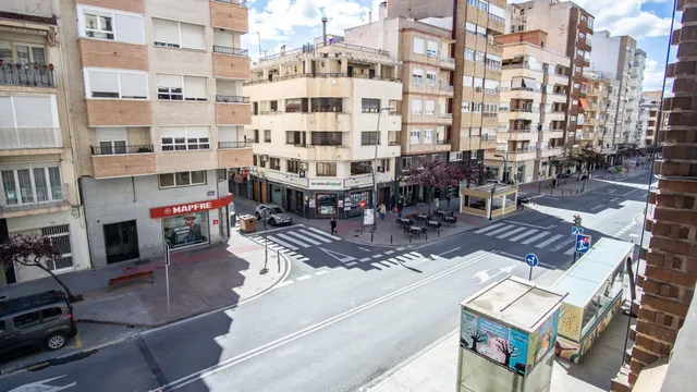 Piso en  Gran Avenida de Elda, buena orientación, amplio e inmejorable ubicación. — 2