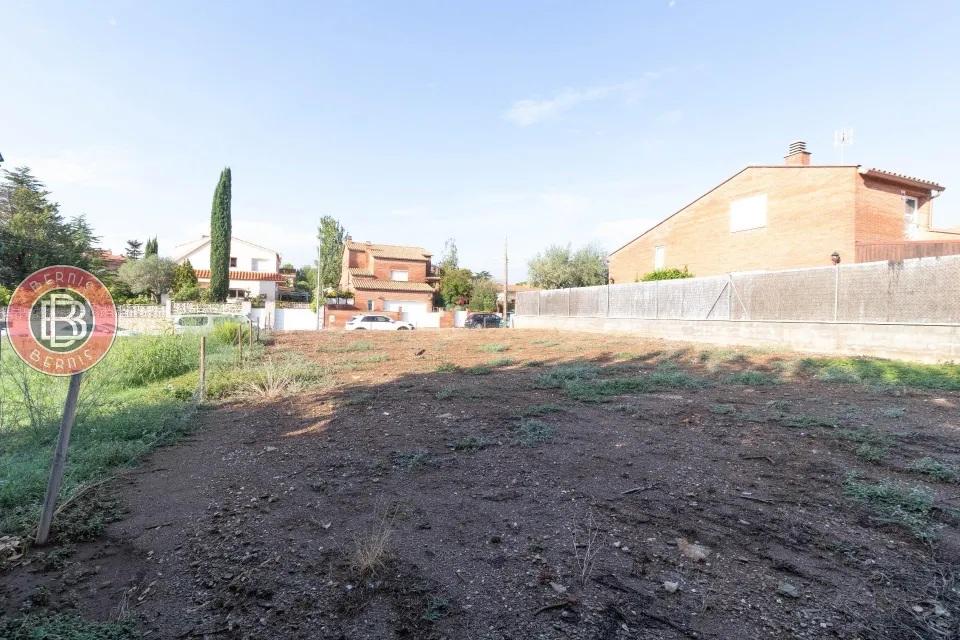 Terreny urbà totalment pla de 465 m2 a Els Hostalets de Pierola – Bernis Immobiliaris