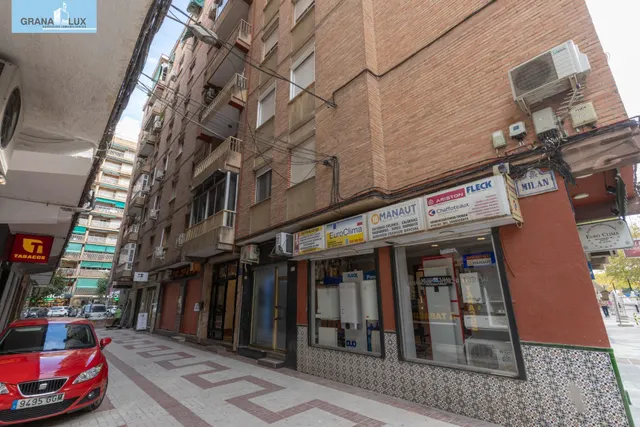 Piso de 3 dormitorios en calle milán, zaidín | muy luminoso y con gran potencial — 28
