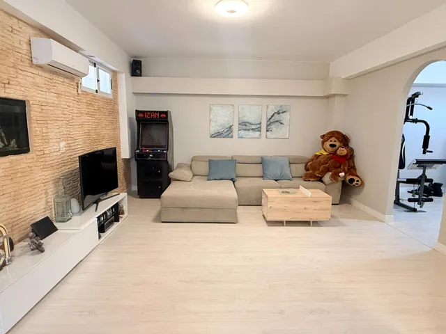 Un chalet totalmente reformado con vistas a la montaña — 6