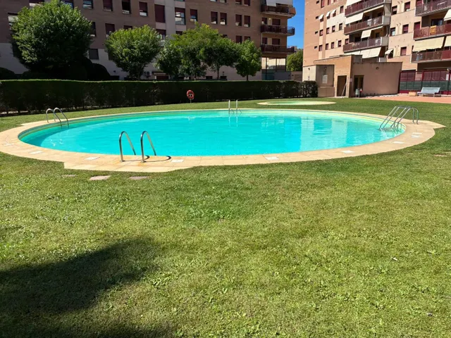 Seminuevo con terraza, piscina, parking y trastero — 28