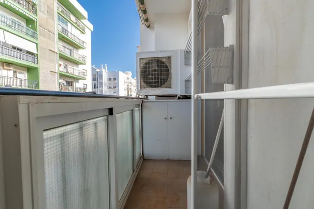 Piso de 3 dormitorios en Puerto de Estepona a 100 metros del paseo maritimo. — 28