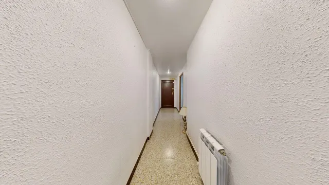 Piso de 65m2. Distribuido en tres dormitorios, salón con terraza, cocina con galería y baño — 32