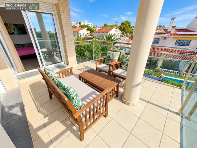 En Urbanizacion Serramar, Apartamento Esquinero, de 2 Dormitorios, Baño Completo, Terraza de 12 m2, Vistas Despejadas — 18