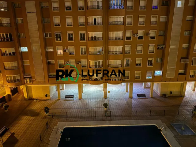 Piso con urbanización y garaje en ciudad jardín — 18