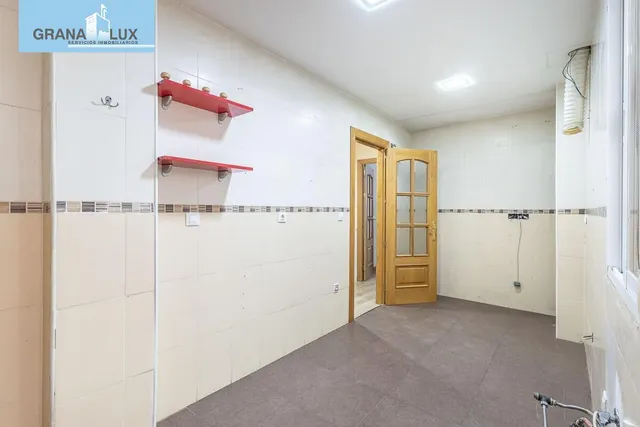 Piso con garaje, trastero y excelente ubicación en Huétor Ve - foto 5
