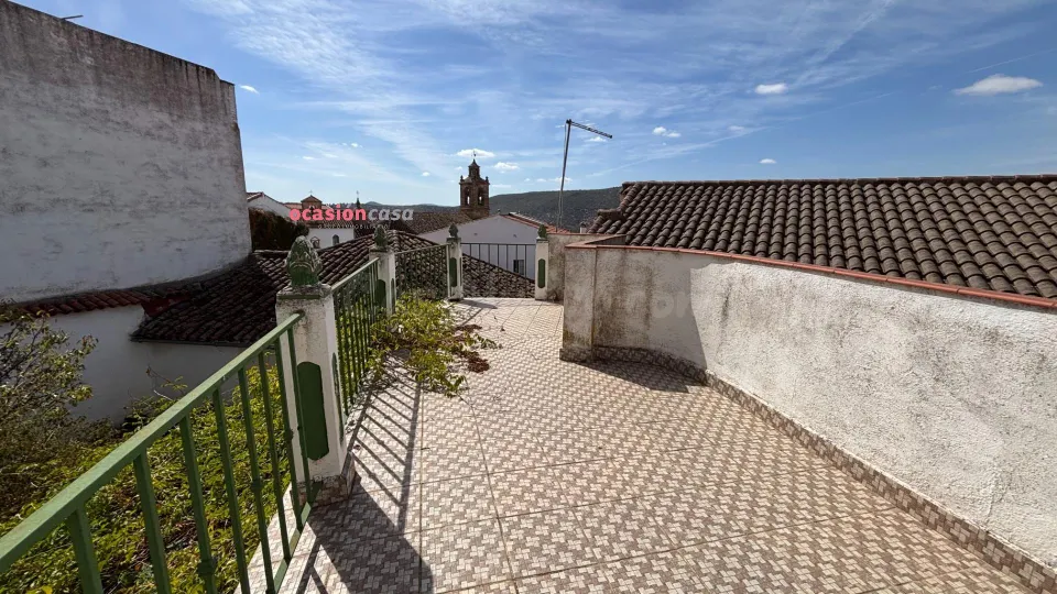 CASA CON PATIO Y TERRAZA A LA VENTA