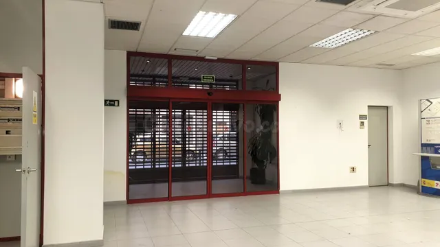 AMPLIO LOCAL COMERCIAL CON UNA SUPERFICIE DE 955 M2 Y RECAYE - foto 2