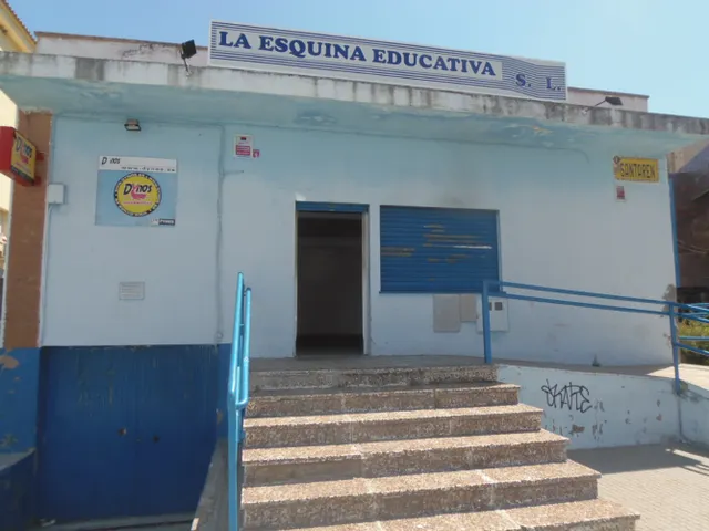 LOCAL ACONDICONADO  DE 400MTRS NECESITA REFORMAS SE DA CARENCIA, BIEN SITUADO  ES PLANTA SEMI SOTANO, CON OFICINAS Y BAÑOS, ZONA LA PAZ — 18