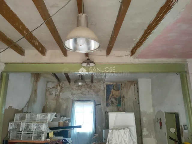 SE VENDE CASA SOLAR PARA REFORMAR O DERRIBAR EN EL CENTRO DE - foto 2