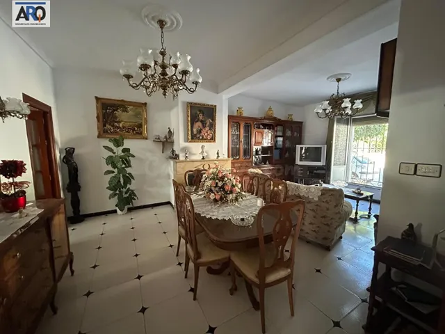 CASA DE 330 M2 | 6 DORMITORIOS | GARAJE PARA 2 COCHES | DA A