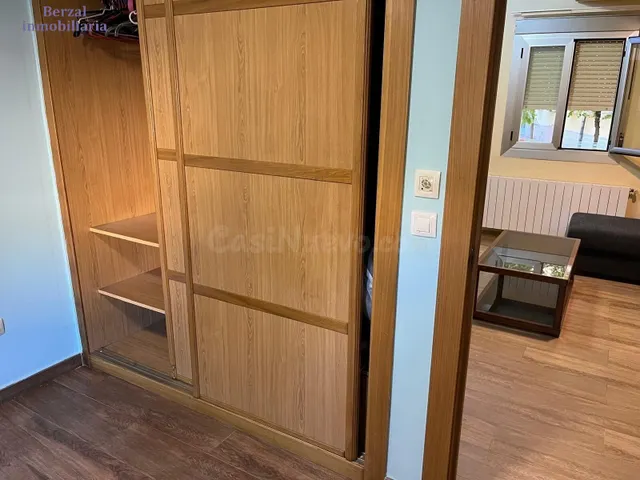 Piso planta baja, de tres hb y baño. Cocina y salón. Todo ex - foto 4