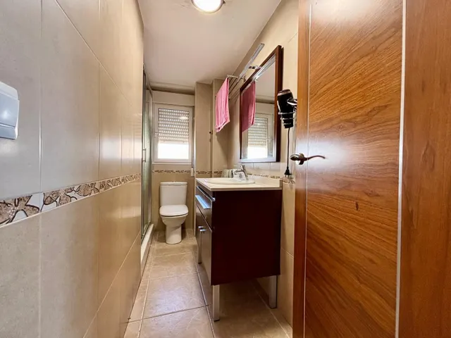 Apartamento en primera línea de playa de Gandia en residencial con piscina comunitaria, garaje y trastero. — 31
