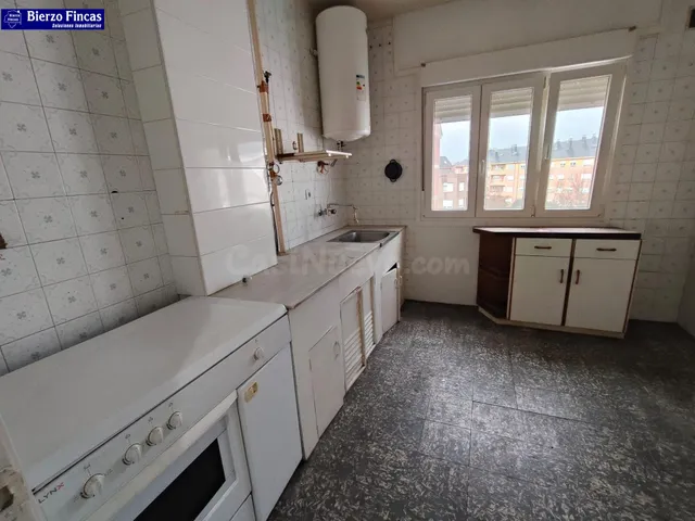 SE VENDE PISO CON ASCENSOR EN PONFERRADA - foto 4