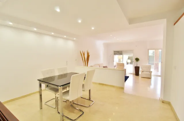 Exclusivo adosado en vistahermosa, Alicante — 439 m2 y dos grandes terrazas — 48