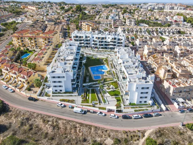 Ático de Lujo con Solárium Privado en Villamartín – Listo pa