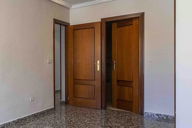 Amplia vivienda de 4 dormitorios con garaje, trastero y metro a pocos minutos — 24