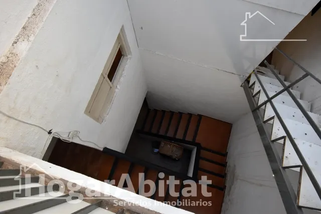 AMPLIA CASA PARA REFORMAR CON 7 DORMITORIOS EN EL CENTRO — 26