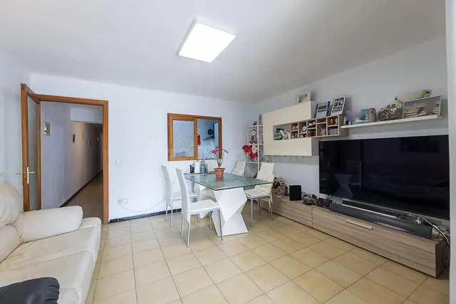 SE VENDE AMPLIO Y LUMINOSO PISO CON VISTAS AL MAR A POCOS PA - foto 2