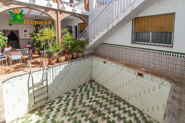 Casa adosada en Esquina con 4 Dormitorios, Piscina, Garaje y