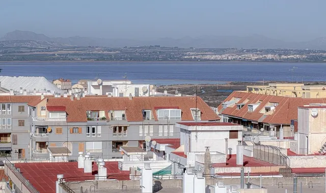Ático reformado con vistas al mar, enorme terraza y piscina a 50 m de la playa en Torrevieja — 48