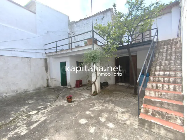 CASA CON AMPLIO PATIO Y GARAJE A LA VENTA EN GAIANES