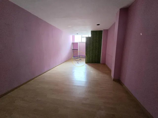 Amplio local comercial en zona de paso — 21