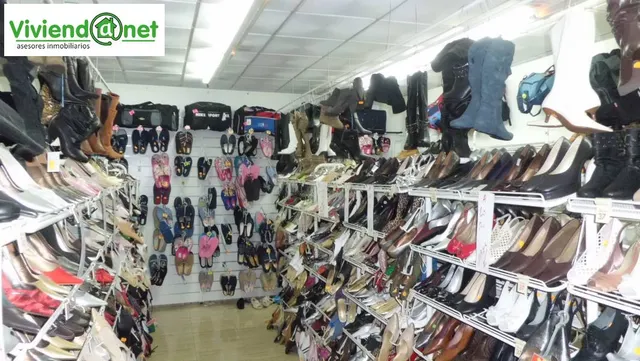 LOCAL COMERCIAL ESQUINA CON  10 ESCAPARATES — 4