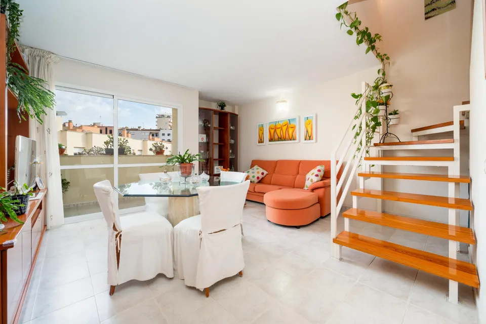 Dúplex de tres habitaciones en ZONA COLEGIOS