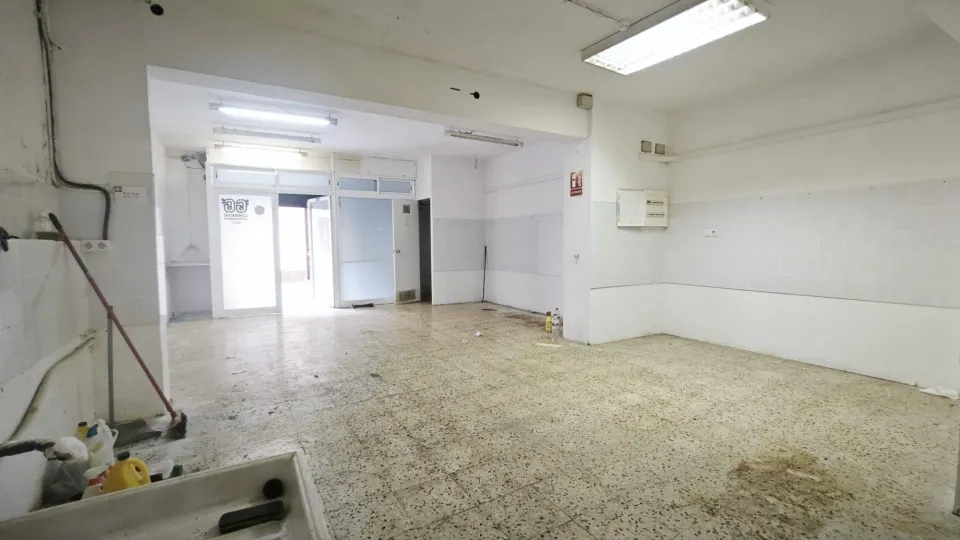 Local en venta para reformar en la calle Salinas, Vila de Gràcia.