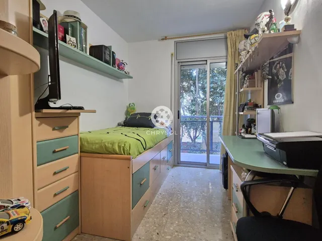 Dúplex con encanto de casa independiente, 4 dormitorios y terraza de 20 m2. — 22