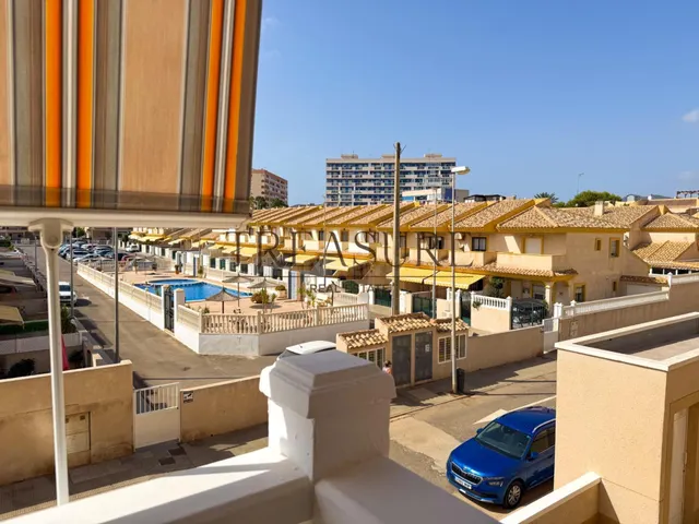 Apartamento en primera línea de mar con plaza de garaje, dos piscinas y orientación sur – Villa Cristal, Playa Paraíso — 18