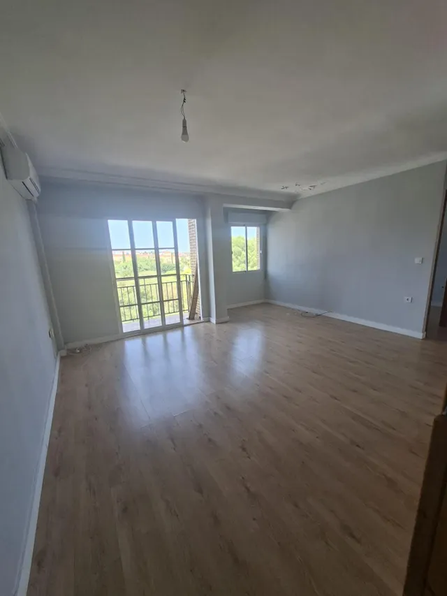 Vivienda con terraza y vistas despejadas — 9