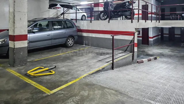 PLAZA DE PARKING AL LADO DE LA AVENIDA CALLE AZORIN — 4