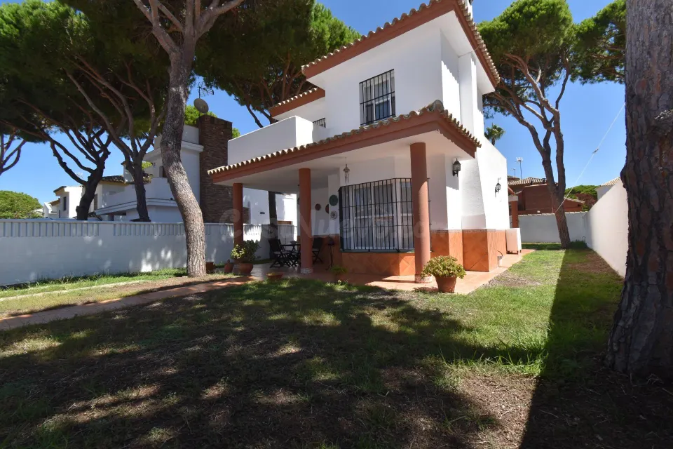 CHALET INDEPENDIENTE EN COSTA SANCTI PETRI A 700 METROS DE LA PLAYA