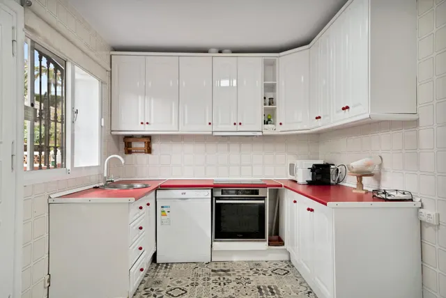 Alquiler larga temporada - Villa Privada con Piscina y Amplio Jardín en Cerrado de Elviria, Marbella — 25