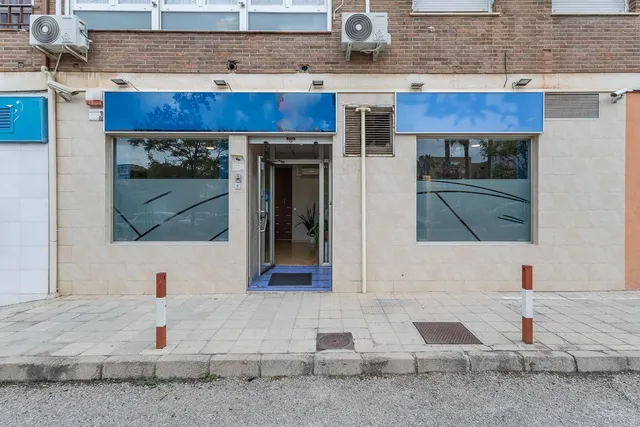 **Luminoso local comercial de 67 m2 con dos amplios escaparates** — 10