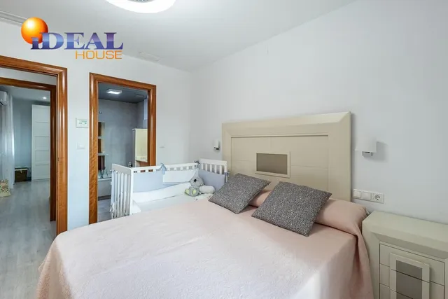 Amplia casa de 182 m2 con patio, gran sótano y a menos de 5 minutos del metro — 19