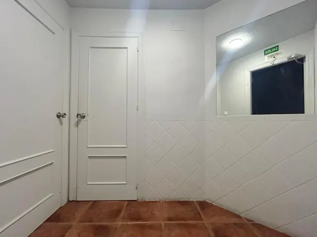 LOCAL COMERCIAL EN VENTA, AVDA. REINA VICTORIA EUGENIA — 14