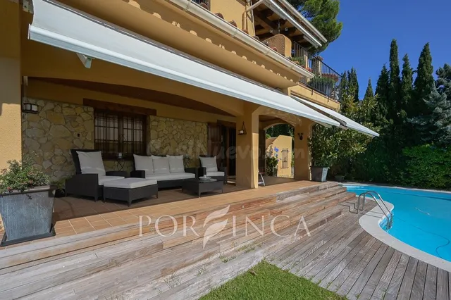 Exclusiva villa de estilo mediterráneo en gran terreno en Ta - foto 3