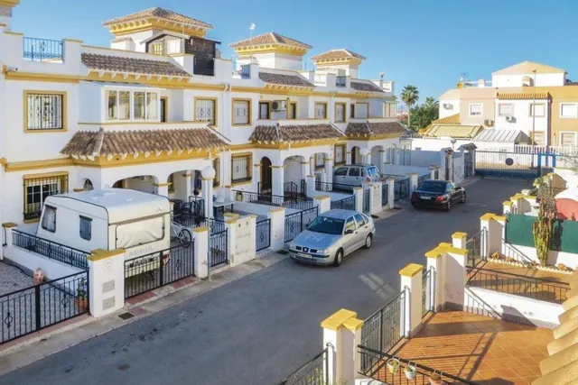 Casa adosada en buen estado (aprox. 87 m2) en el popular Jardín del Mar XIII. Terraza orientada al suroeste frente a la casa, azotea, gran piscina comunitaria y cerca de colegios y supermercados. — 17