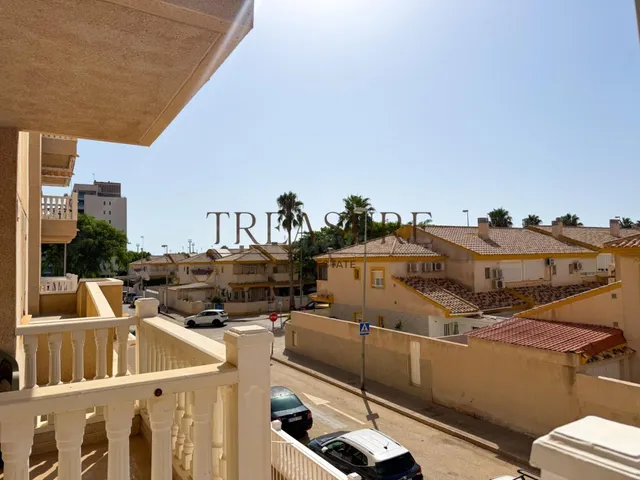 Apartamento en primera línea de mar con plaza de garaje, dos piscinas y orientación sur – Villa Cristal, Playa Paraíso — 17