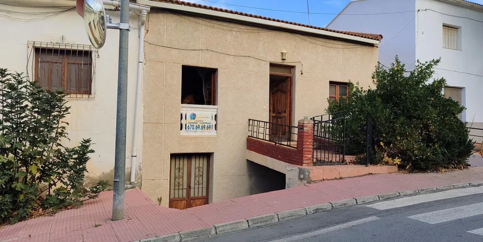 SERÓN ( ALMERÍA ). VENTA DE CASA PARA REFORMAR EN EL CENTRO  DEL PUEBLO.