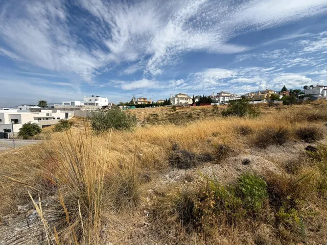Terreno urbano en venta en La Zubia, en esquina. — 10