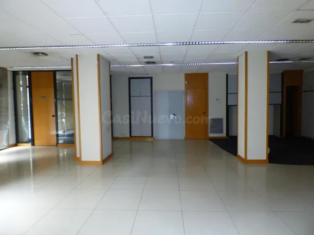 Local comercial esquinero en la zona de Poble Nou - foto 4