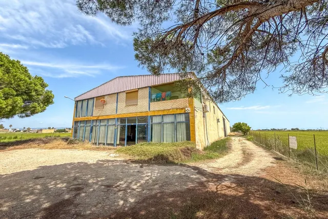 Nave industrial con vivienda y gran terreno en venta en Delt