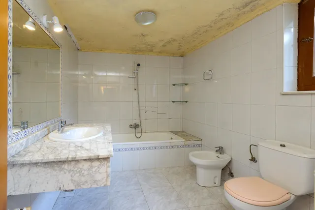 Casa tradicional con tres viviendas y antiguo local hostelero en arroes, Villaviciosa — 28