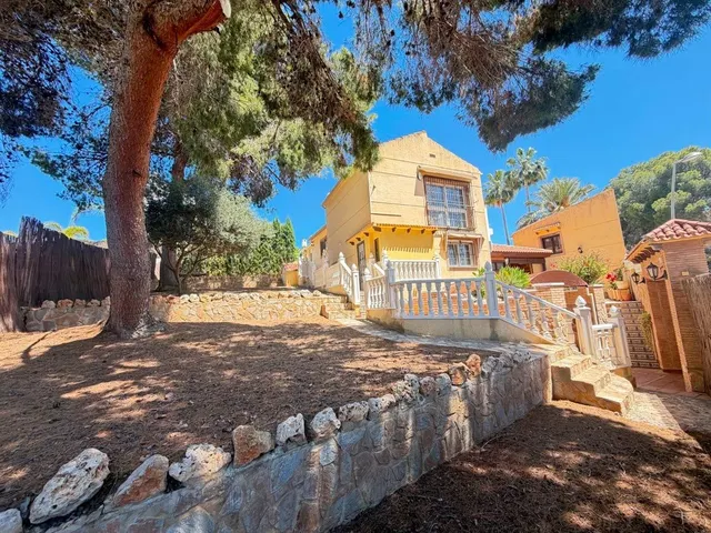 Exclusiva Villa Independiente con Piscina Privada en Los Bal