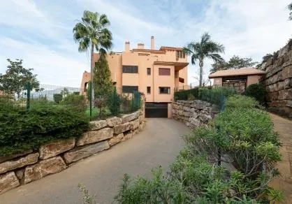 Apartamento en planta baja elevada con jardín privada, en La Mairena. — 24