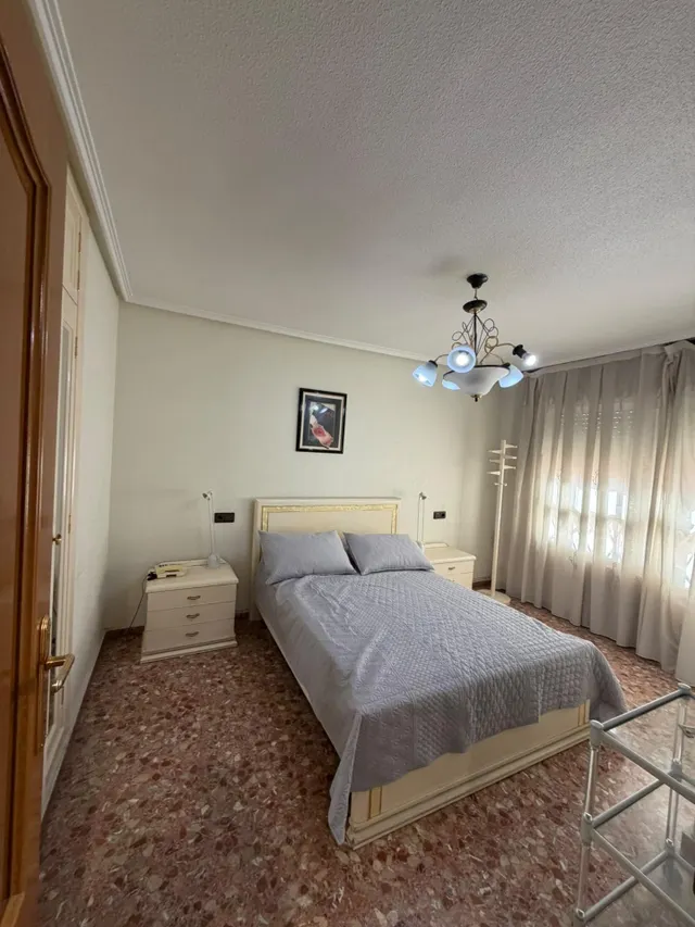 Amplio piso de 4 dormitorios con garaje y trastero junto al centro de Murcia — 8